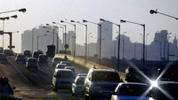 Menurut studi yang dilakukan Hiyacar, platform car-sharing asal Inggris, Mumbai menjadi kota yang paling bikin stres pengendara, dengan nilai 7,4. Selain Mumbai, ada Paris (6,4) dan Jakarta (6,0) yang masing-masing mengisi posisi dua dan tiga. Foto: AFP/ROB ELLIOTT