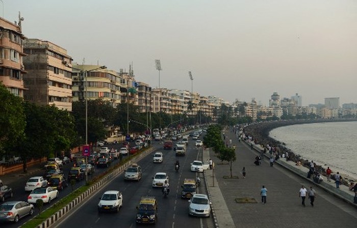Potret jalanan di Kota Mumbai, India This photo taken on November 8, 2017 shows the Marine Drive seafront in Mumbai. - The seafront is lined with brightly coloured buildings boasting curved corners, stylish balconies and exotic motifs but this isn't Miami's famous Art Deco district -- it's Mumbai. Bombay, as the Indian city was formerly called, is known more for its Victorian Gothic edifices than the sleeker architectural designs that swept Europe and America during the 1920s and '30s. (Photo by PUNIT PARANJPE / AFP) / To go with 'INDIA-ARCHITECTURE-HERITAGE-ARTDECO, FEATURE' by Peter HUTCHISON