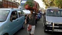 Setiap faktor dinilai pada skala poin 1-10 yang kemudian dihitung dengan skor kumulatif per kota yang dinilai. Makin tinggi jumlah poin, maka kota tersebut dinilai paling bikin stres untuk berkendara. Foto: AFP/PUNIT PARANJPE