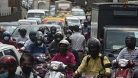 Selain itu, kebiasaan mengemudi juga membuat pengendara tambah stres, yaitu ketika pengendara tidak memperhatikan jalan yang membuat rentan kaget sehingga pada gilirannya meningkatkan stres dengan cepat. Foto: AFP/PUNIT PARANJPE