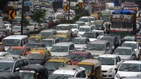Pengguna jalan lain yang ugal-ugalan juga dinilai paling menyebabkan stres. Mengemudi dengan jarak yang terlalu dekat pun bisa menyebabkan stres. Foto: AFP/PUNIT PARANJPE
