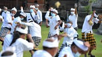 Sejumlah warga melempar ketupat ke arah warga lainnya saat tradisi Perang Ketupat di Desa Kapal, Badung, Bali, Selasa (21/9/2021).