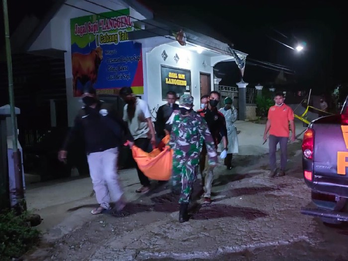 Warga Desa Babadan, Kecamatan Wlingi menemukan seorang pria bersimbah darah terkapar di jalan. Tak lama berselang, pria itu mengembuskan napas terakhir.