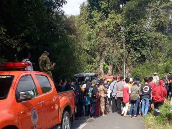Proses evakuasi mayat yang gegerkan warga Sumedang.