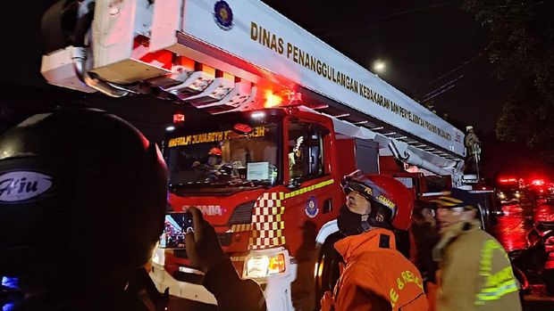 Proses pemadaman api kebakaran di toko swalayan Jl Cilandak KKO,.