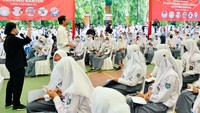 Saat meninjau vaksinasi di SMAN 4 Kota Serang, Ketua DPR Puan Maharani turut berinteraksi dengan siswa dan guru di SMA 4 Kota Serang. Bahkan Presiden Jokowi meminta Puan memandu kuis berhadiah sepeda kepada para siswa.