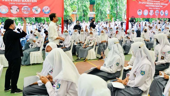 Puan Dampingi Jokowi Tinjau Vaksinasi Pelajar Presiden Joko Widodo (Jokowi) dan Ketua DPR Puan Maharani melanjutkan kunjungan kerjanya ke Serang, Banten. Jokowi dan Puan meninjau vaksinasi di SMAN 4 Kota Serang.