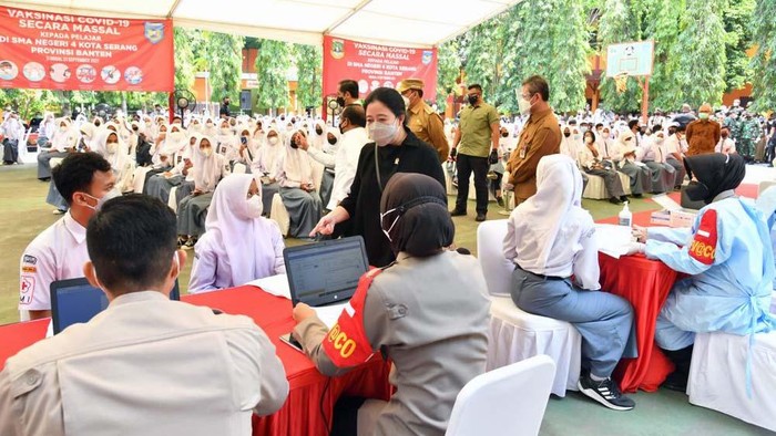 Puan Dampingi Jokowi Tinjau Vaksinasi Pelajar Presiden Joko Widodo (Jokowi) dan Ketua DPR Puan Maharani melanjutkan kunjungan kerjanya ke Serang, Banten. Jokowi dan Puan meninjau vaksinasi di SMAN 4 Kota Serang.