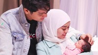 Foto Lesti Kejora menggendong bayi Putra Siregar dan istri juga jadi sorotan. Terlebih karena ungkapan yang ditulis Rizky Billar, Ya anggap aja kunjungan kami ini sbg “pancingan”... *eh. Foto: dok. Instagram Rizky Billar