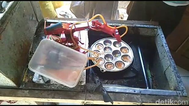 Keren! 4 Robot Buatan Indonesia Ini Bisa Bikin Nasi Goreng dan Telur Goreng