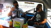 Diketahui, sebuah angkutan kota di Malang disulap menjadi studio podcast keliling.