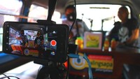 Studio podcast keliling dari angkutan tersebut dioperasikan untuk mempromosikan keunikan kawasan wisata setempat dalam upaya pemulihan ekonomi wisata.