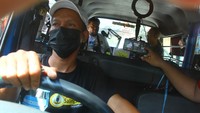 Seorang supir dan tim siaran mengoperasikan studio siniar (podcast) keliling di dalam mobil angkutan kota di Malang, Jawa Timur, Rabu (22/9/2021).