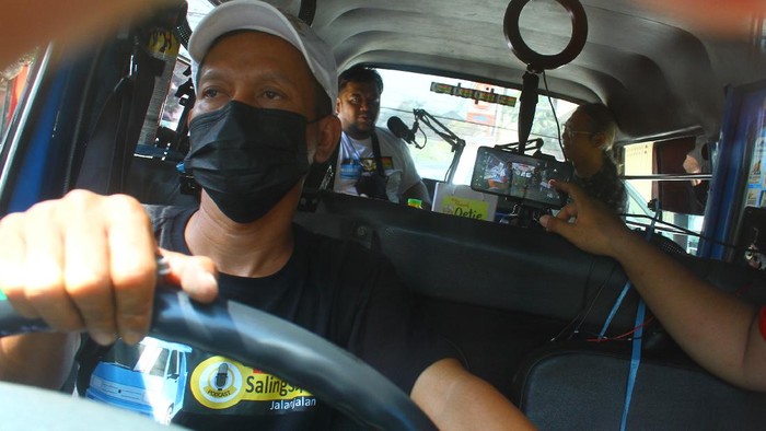 Sebuah angkutan kota di Malang disulap jadi studio podcast keliling. Studio itu dioperasikan untuk promosikan keunikan kawasan wisata setempat. Ini fotonya.