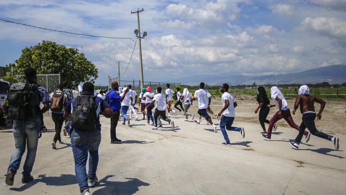 Pemerintah Amerika Serikat pulangkan migran Haiti yang coba masuk AS dari Meksiko. Usai tiba di Haiti, sejumlah migran memaksa masuk pesawat untuk kembali ke AS.