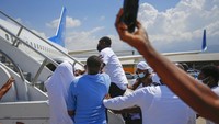 Aksi itu pun sempat menimbulkan kegaduhan di kawasan landasan pacu bandara tersebut.
