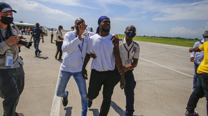 Pemerintah Amerika Serikat pulangkan migran Haiti yang coba masuk AS dari Meksiko. Usai tiba di Haiti, sejumlah migran memaksa masuk pesawat untuk kembali ke AS.