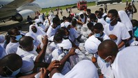 Gelombang migrasi itu memicu polemik karena para migran Haiti tersebut dilaporkan hidup terlunta-lunta di Texas di bawah jembatan yang membentang di sungai Rio Grande.