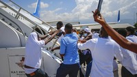 Seorang warga Haiti memaksa masuk ke pesawat untuk kembali ke AS usai dipulangkan ke negara asalnya, Selasa (21/9/2021) waktu setempat.