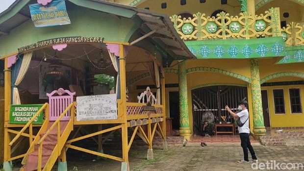Salah satu sudut rumah pria yang ngaku 'raja' Salah satu sudut rumah pria yang ngaku 'raja'