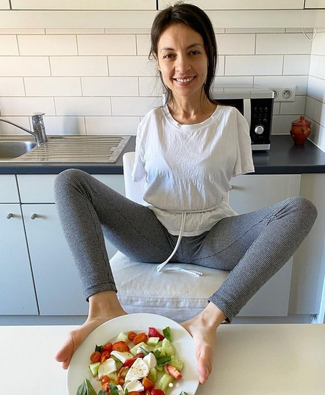 Dia diajarkan mandiri dengan makan, memakai baju, dan menyisir rambutnya sendiri menggunakan kakinya. Beranjak dewasa, kemampuan Sarah dengan menggunakan kakinya semakin bertambah. Foto: dok. Instagram/@saritalbi