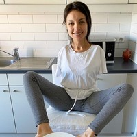 Dia diajarkan mandiri dengan makan, memakai baju, dan menyisir rambutnya sendiri menggunakan kakinya. Beranjak dewasa, kemampuan Sarah dengan menggunakan kakinya semakin bertambah. Foto: dok. Instagram/@saritalbi