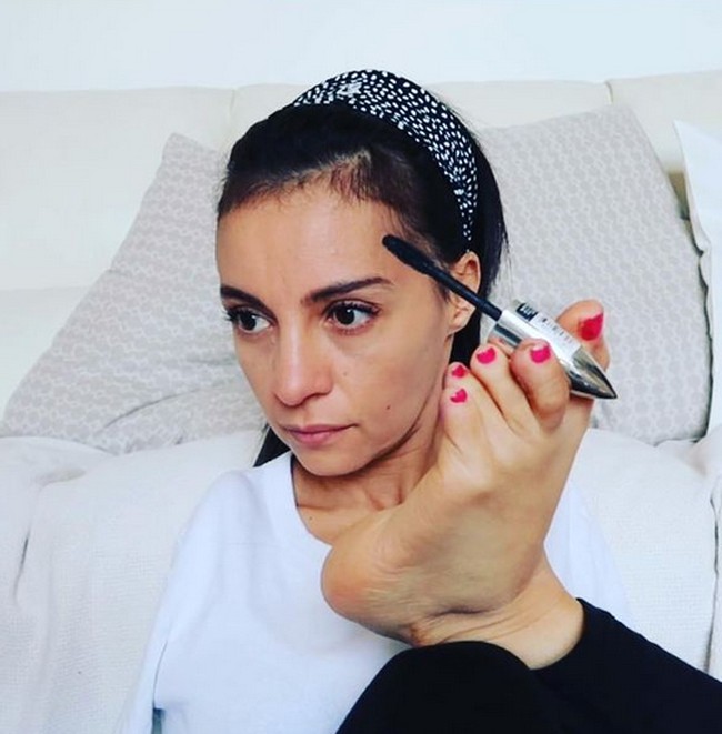 Sarah bisa melakukan makeup dengan kakinya. Bahkan menggunakan produk makeup rumit seperti eyeliner dan maskara. Foto: dok. Instagram