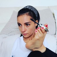 Sarah bisa melakukan makeup dengan kakinya. Bahkan menggunakan produk makeup rumit seperti eyeliner dan maskara. Foto: dok. Instagram