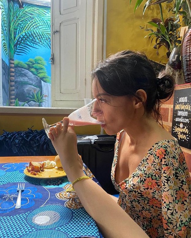 Inilah potret Sarah saat makan di restoran. Dia tetap orang normal lainnya yang bepergian dan mandiri menjalani hari-harinya. Foto: dok. Instagram