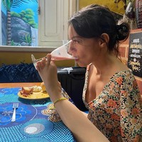 Inilah potret Sarah saat makan di restoran. Dia tetap orang normal lainnya yang bepergian dan mandiri menjalani hari-harinya. Foto: dok. Instagram