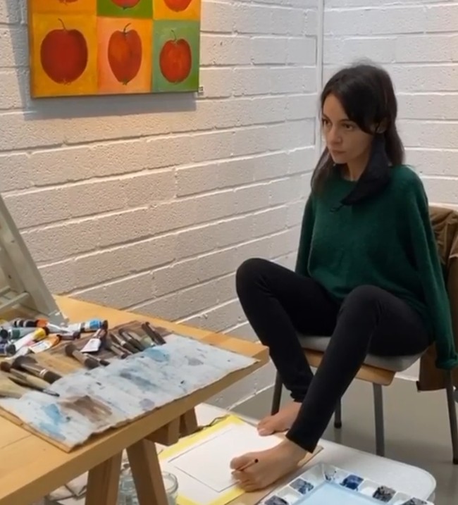 Sarah pun menjalani hobinya yakni melukis. Dia senang melukis pemandangan. Foto: dok. Instagram