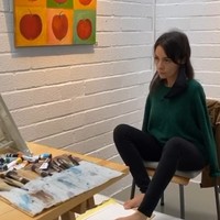 Sarah pun menjalani hobinya yakni melukis. Dia senang melukis pemandangan. Foto: dok. Instagram