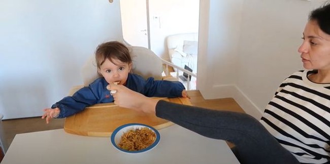 Keterbatasan Sarah tidak membuatnya jadi membutuhkan pihak lain untuk mengurus putrinya Lilia yang kini berusia hampir tiga tahun. Sarah mengurus Lilia dengan baik. Memasak bahkan menyuapi makanan untuk Lilia. Foto: dok. Youtube