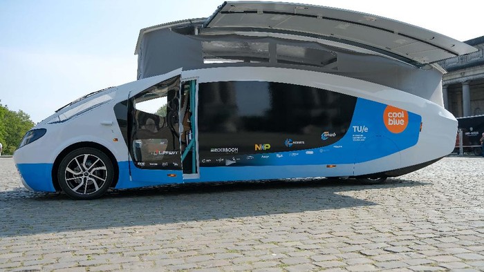 (210921) -- BRUSSEL, 21 September, 2021 (Xinhua) -- Foto yang diabadikan pada 20 September 2021 ini menunjukkan Stella Vita, kendaraan rekreasi (recreational vehicle/RV) bertenaga surya, di Brussel, Belgia. Dirancang oleh tim tenaga surya dari Universitas Teknologi Eindhoven, Stella Vita dilengkapi dengan panel surya pada atapnya, yang memungkinkan kendaraan tersebut menghasilkan cukup energi untuk mengemudi, mandi, menonton televisi, mengisi daya, dan sebagainya. Dengan menggunakan energi secara efisien, Stella Vita dapat menempuh perjalanan hingga 730 km pada hari yang cerah. (Xinhua/Zhang Cheng)
