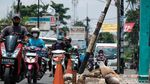 Tak Kunjung Dipindahkan, Tiang Miring di Ciputat Bikin Resah