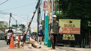 Tak Kunjung Dipindahkan, Tiang Miring di Ciputat Bikin Resah