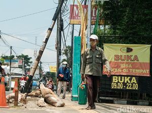 Tak Kunjung Dipindahkan, Tiang Miring di Ciputat Bikin Resah