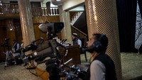 Juru bicara Taliban, Zabihullah Mujahid, menolak tuduhan yang menyebut Al-Qaeda mempertahankan kehadirannya di Afghanistan. Dia berulang kali menegaskan tidak akan ada serangan terhadap negara ketiga dari gerakan militan di Afghanistan. AP/Bernat Armangue