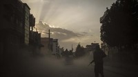 Mujahid dalam konferensi pers menyangkal kelompok ISIS tidak memiliki kehadiran nyata di wilayah Afghanistan, meskipun dia mengatakan bahwa kelompok itu secara tak terlihat melancarkan sejumlah serangan pengecut. (AP/Bernat Armangue).