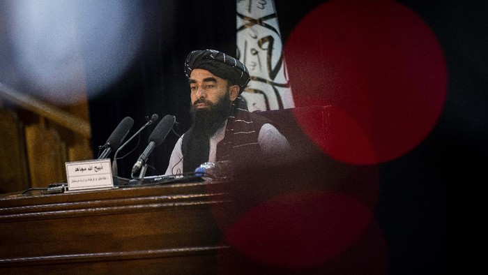 Taliban government spokesman Zabihullah Mujahid gives a press conference in Kabul, Afghanistan, Tuesday, Sept. 21, 2021. The Taliban have expanded their interim Cabinet by naming more ministers and deputies, but failed to appoint any women. At the news conference Tuesday, Mujahid held out the possibility of adding women to the Cabinet at a later time, but gave no specifics. (AP Photo/Bernat Armangue)