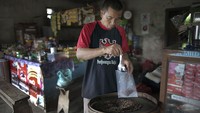 Soal rasa, kopi luwak juga memiliki cita rasa yang khas dan berbeda dengan jenis kopi lain. Kopi luwak rasanya sangat halus, tidak ada rasa getir dan ada sedikit rasa asam buah yang menyegarkan. Aftertastenya juga tidak meninggalkan rasa getir. Kopi luwak juga memiliki rasa fruity yang unik. Itu dihasilkan dari proses fermentasi dari dalam perut luwak. Getty Images/Paula Bronstein.