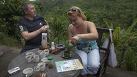 Dengan berbagai keistimewaannya tak heran kopi luwak kini menjadi salah satu kopi termahal di dunia. Tak sedikit pula wisatawan mancanegara yang menyempatkan mencicip rasa kopi luwak saat berkunjung ke Indonesia. Getty Images/Paula Bronstein