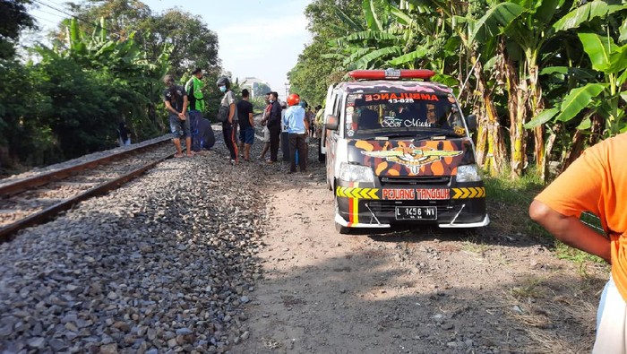 tewas tertabrak kereta api di sidoarjo