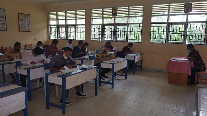 Ujian tulis untuk bakal calon kades di Polewali Mandar.