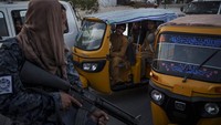 Kendati berbahaya, IS-K bukan prioritas utama Taliban yang terlebih dulu harus menjalankan pemerintahan sipil, di tengah kehancuran ekonomi dan sistem kesehatan, bencana kekeringan, kemiskinan serta kelaparan yang mengintai di Afganistan. AP Photo/Felipe Dana. 