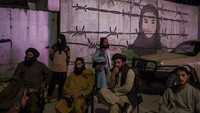 Diketahui, Kawasan yang berbatasan langsung dengan Pakistan itu sejak lama menjadi sarang militansi etnis Pashtun. IS-K sendiri didirikan oleh pelarian Tehrik-e Taliban Pakistan (TTP), dan berekspansi dengan merekrut bekas gerilyawan Taliban. Pembelotan kaum Islamis di tubuh Taliban semakin rajin dilaporkan sejak beberapa tahun lalu, terutama sejak Taliban mulai bernegosiasi dengan pemerintahan Presiden Donald Trump, dan sebabnya dianggap bersekutu dengan kaum kafir. AP Photo/Felipe Dana. 