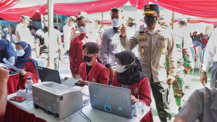 Vaksinasi COVID-19 digelar di Universitas Muhammadiyah Malang (UMM). Vaksinasi merdeka ini digelar Polri bersama BEM Nusantara Daerah Jawa Timur.
