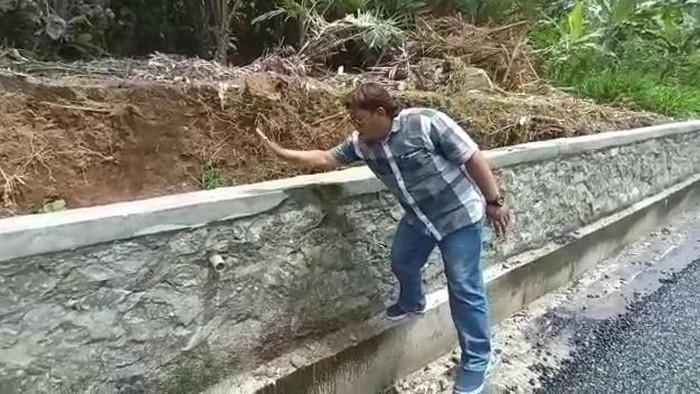 Video anggota DPRD Banjarnegara memukul talud hingga ambrol, Rabu (22/9/2021).