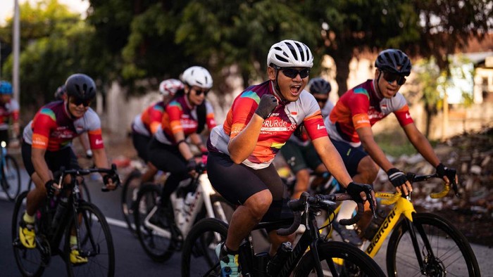 Virtual Ride di Tengah Pandemi PRURide Indonesia 2021 Virtual Ride yang dimulai sejak Agustus lalu mencapai garis finis. Lebih dari 3.000 pesepeda mengikuti ajang ini.