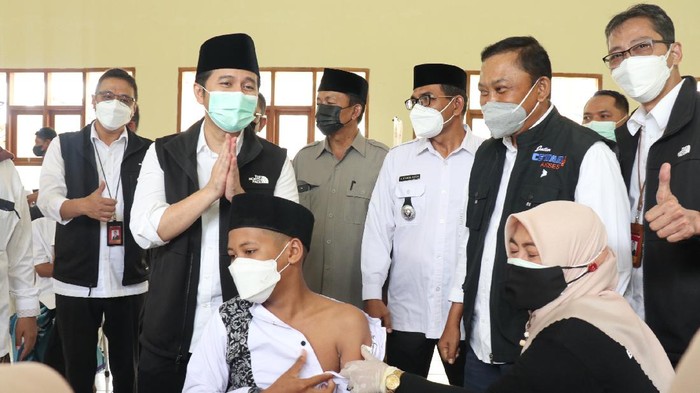 Wagub Emil memantau vaksinasi di Bawean